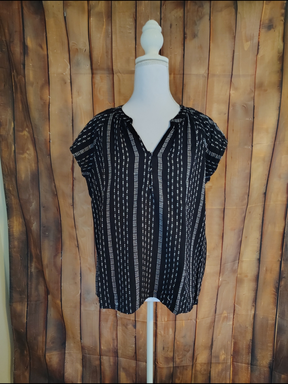 Time And Tru Black Vertical Stripe V-Neck Short Sleeve Blouse Size M